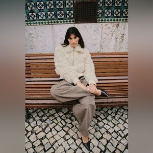 Beautiful stylish Zara Lapel collar jacket with long cuffed sleeves. Ecru